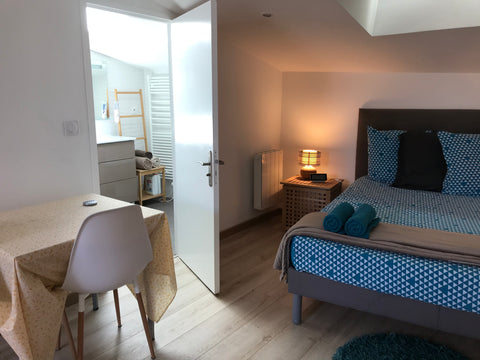 Chambre au 2e étage, avec vue sur les toits de Bordeaux Sud<br /><br /><b>The sp Bordeaux, France Les toits du Sacré Cœur Private room in townhouse vacation rental 44605279