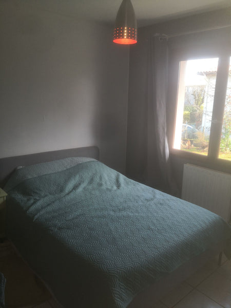 Simplifiez-vous la vie dans ce logement paisible et central à proximité immédiat Eysines, France Maison dans un quartier calme. Private room in casa particular vacation rental 562105992326469961