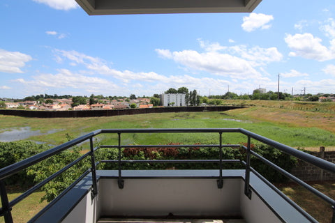 Joli studio de 21M2 dans résidence sécurisée sans vis-à-vis dans un cadre verdoy Bordeaux, France joli studio de 21M2 dans résidence sécurisé Entire condo vacation rental 35457933