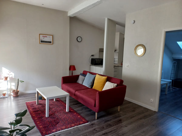 Welcome to my home! :)<br />Two-roomed under the eaves flat, in Saint-Michel nei Bordeaux, France Nice two-roomed flat / Deux-pièces sympa Entire rental unit vacation rental 31593888