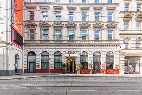 EIN BESONDERE BÜHNE FÜR EINEN BESONDEREN AUFENTHALT.<br />Das charmante 4-Sterne  Theaterhotel & Suites Wien Room in hotel vacation rental 43839296