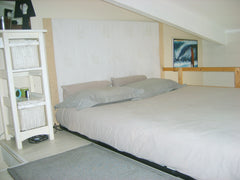 Chambre mezzanine, douche privative non attenante à la chambre, wc communs, au R Gradignan, France chambre duplex 1 à 3 personnes et petit déjeuner Private room in home vacation rental 6178978