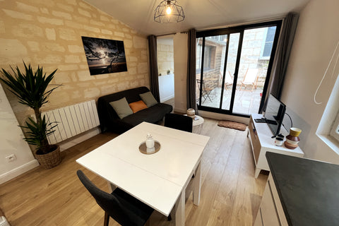 Ce bel appartement en duplex , récemment rénové, se compose d’une pièce de vie a Bordeaux, France Duplex avec terrasses + parking - St Nicolas Entire rental unit vacation rental 704716611048800106