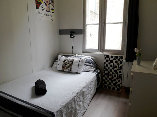 Ma maison se situe dans le centre, entre la place Tourny et la place Gambetta. < Bordeaux, France Chambre cosy centre de Bordeaux + parking Private room in townhouse vacation rental 37231689