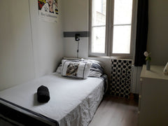 Ma maison se situe dans le centre, entre la place Tourny et la place Gambetta. < Bordeaux, France Chambre cosy centre de Bordeaux + parking Private room in townhouse vacation rental 37231689