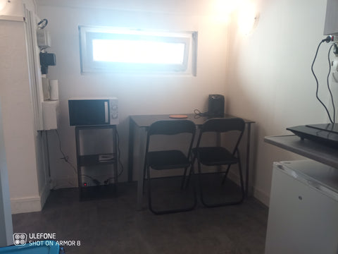 Studio de 23m2 environ sans aucune prétention.<br />Le linge de maison (draps et Talence, France #1 apt saint joseph, T2 proche bagatelle Entire rental unit vacation rental 49663398