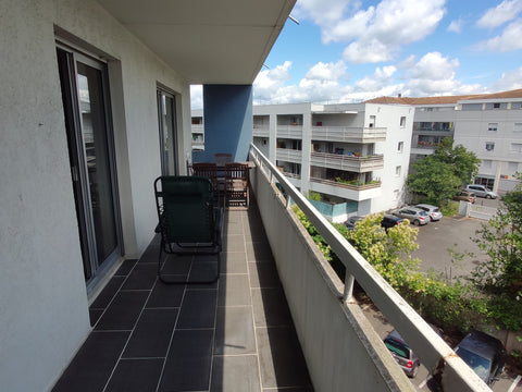 Le logement est situé dans le quartier des Chartrons,  un des plus beaux quartie Bordeaux, France Chartrons T3 de 65m2, balcon 15m2, parking gratuit Entire condo vacation rental 24158063