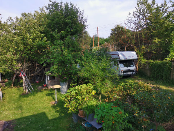 Min skønne camper holder i haven, når vi ikke bruger den. Fuglesang og superhygg Copenhagen, Denmark Autocamper i min smukke have. Køkken/bad i huset Camper/RV vacation rental 51136447