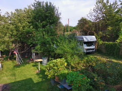 Min skønne camper holder i haven, når vi ikke bruger den. Fuglesang og superhygg Copenhagen, Denmark Autocamper i min smukke have. Køkken/bad i huset Camper/RV vacation rental 51136447