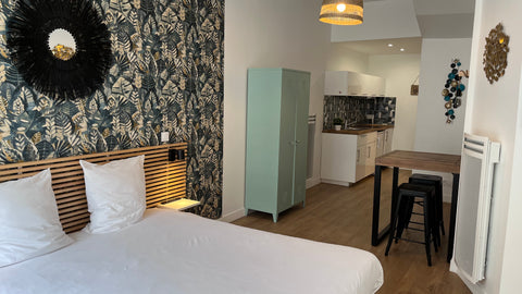 Situé à proximité immédiate de la gare Saint Jean, vous serez hébergés dans une  Bordeaux, France “Le City”: Appartement Bordeaux gare Saint Jean Entire rental unit vacation rental 54076275