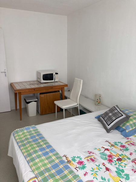 En réservant cette chambre , je m’engage de respecter les règlement intérieur su Eysines, France Ch privé avec frigo et micro-onde pour travailleur Private room in bed and breakfast vacation rental 48697423