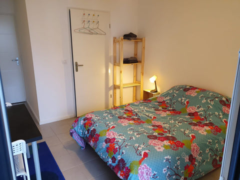 Chambre avec salle de bain privative et terrasse dans notre appartement.<br />Bo Cenon, France Chambre avec SDB et terrasse au pied du tram A Private room in rental unit vacation rental 40723009