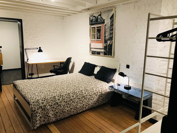 Située dans un quartier très agréable et central de la capitale, la maison offre  Superbe chambre dans belle co location Private room in bed and breakfast vacation rental 635942915155883542