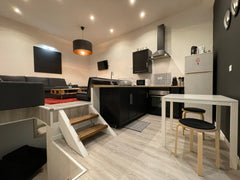 T1 bis de 40 m2 habitable (60 m2 au sol), au RDC d’un immeuble en pierre . Appar Bordeaux, France T1 bis esprit loft proche tram Bx centre atypique. Entire rental unit vacation rental 24522266