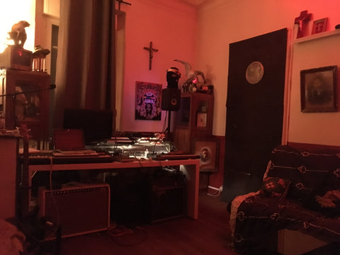 Hi ! <br />We are a producers at 𝕯𝖊𝖒𝖆𝖎𝖓 𝕶𝖔𝖑𝖑𝖊𝖈𝖙𝖎𝖛, dj’s and musicians. Our home  Bordeaux, France Unique Music Studio Bedroom (ideal for tours) Private room in rental unit vacation rental 25047724