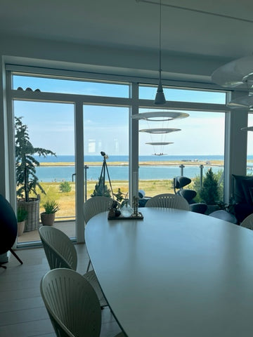 Lys og åben lejlighed med udsigt fra stue ud over Amager Strandpark. Køkken og s  Panorama udsigt udover Amager Strand og Øresund Entire condo vacation rental 707151556213018694