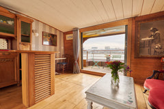 La péniche propose 4 duplex de charme. Chacun dispose en bas d'une chambre clima Bordeaux, France Appart sur péniche, parking, coin bronzette Houseboat vacation rental 27216968