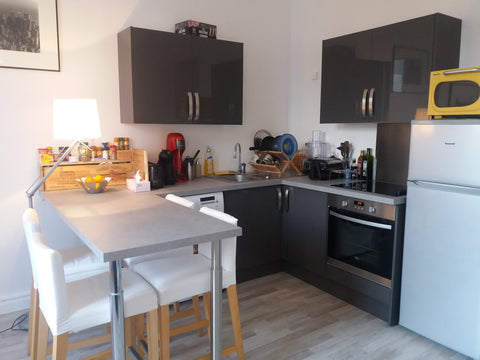 Sobre, lumineux, <br />Métro ligne D et tram à 10 mn à pieds. <br />Épicerie au  Montanay, France Appartement  lumineux, 3 adultes   . Entire rental unit vacation rental 18729875