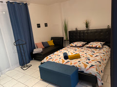 Maison 200m2 à étage avec 4 chambres et 1 salle de bains<br />Tarif pour une cha Taillan-Médoc, France Chambre avec petit salon privé Private room in home vacation rental 46717948