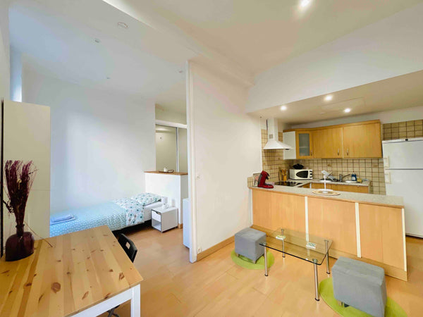 Charmant appartement au centre de Bordeaux. Cuisine équipée, 1 lit double et 1 l  Appartement Bordeaux centre Capucins 64m² Entire rental unit vacation rental 36783050