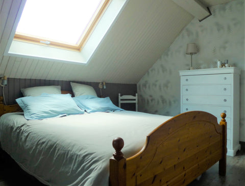 Très disponible pour vous accueillir.<br /><br />Maison à tendance eco- citoyenn Carbon-Blanc, France Chambre lumineuse et mansardée de 14m2 Private room in home vacation rental 35831445