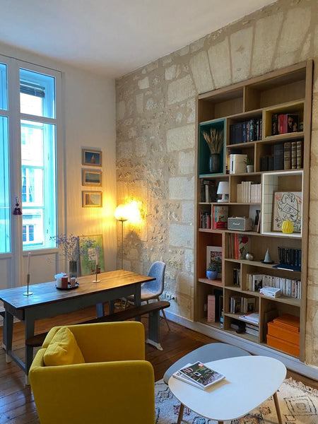 Appartement lumineux typique avec ses pierres apparentes et vue directe sur le C Bordeaux, France Bel appartement au coeur du Triangle d'or Entire rental unit vacation rental 18783030