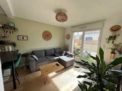 Mon logement est un appartement T2 de 35m2 rénové avec soin équipé d’un balcon s Bordeaux, France Superbe appartement au pied du tram C Entire rental unit vacation rental 563723228904940607