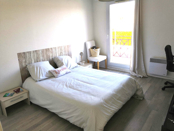 Chambre privée dans maison mitoyenne à étage, proche aéroport, équipé d'un lit d Mérignac, France Spacieuse chambre calme avec TV Private room in townhouse vacation rental 54313206