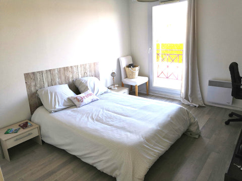 Chambre privée dans maison mitoyenne à étage, proche aéroport, équipé d'un lit d Mérignac, France Spacieuse chambre calme avec TV Private room in townhouse vacation rental 54313206