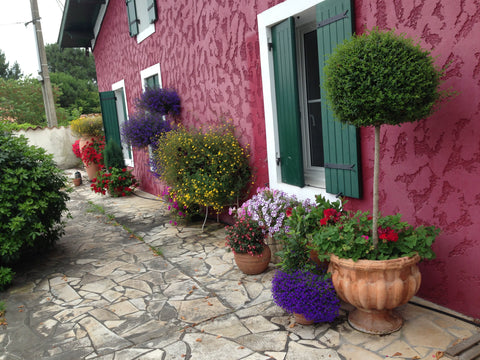 Ce sont 2 pièces principales séparées par une cuisine équipée et une salle d'eau Ambarès-et-Lagrave, France 2 pièces sur terrasse cuisine salle d’eau Entire home vacation rental 31782553
