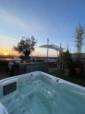 Niché au 6ème étage, vous allez adorer la pièce de vie baignée de lumière avec u  Super penthouse vue Garonne avec jacuzzi Entire rental unit vacation rental 639876513358557083