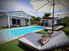 Venez découvrir notre belle région entre médoc et océan. Nous sommes situé entre Saint-Médard-en-Jalles, France Maison style coloniale avec piscine chauffée Entire home vacation rental 23709847