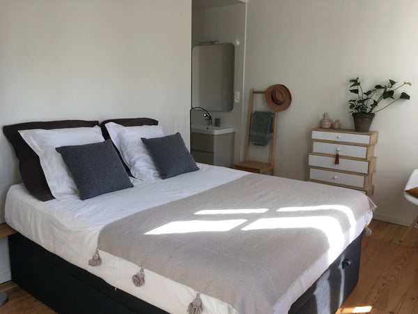 Petite échoppe bordelaise dans le quartier Nansouty, à la fois proche de la gare Bordeaux, France Belle échoppe 2 chambres Nansouty Entire townhouse vacation rental 32519600