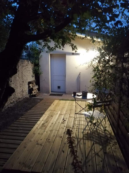 Maison très calme avec jardinet et deux terrasses. <br /><br />Avec son entrée i  Idéalement placée, maison 3 pièces à Bordeaux Entire townhouse vacation rental 603352125500087975