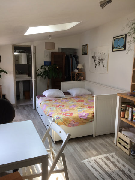 L'appartement a 2 fenêtres avec volets et un vélux (qui a un rideau pour la nuit Bordeaux, France Studio 20m2  Bordeaux St Michel Entire rental unit vacation rental 21644677