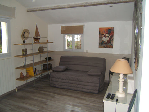 piece principale avec BZ 160x200 matelas bultex 18 cm,table réglable basse ou ha Bordeaux, France 2 pieces  à 2 pas du bus ou tram vers Bordeaux Entire rental unit vacation rental 5049810