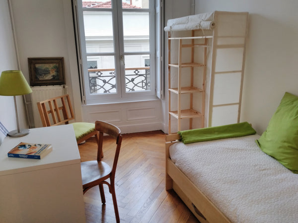 L' appartement exposé plein sud est très clair.  Chambre équipée d'un plateau bo Lyon, France Bright and Cheerfull Room in the Heart of Lyon Private room in rental unit vacation rental 16837738