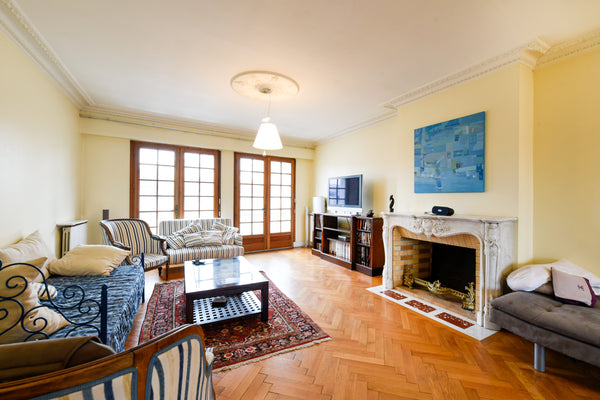 Independant appartment open in house with PRIVATE GARAGE L:4m80 H:2m30 in a very Bordeaux, France Aptmt 1st floor close to city GARAGE L:480 H:230 Entire townhouse vacation rental 6619975