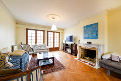 Independant appartment open in house with PRIVATE GARAGE L:4m80 H:2m30 in a very Bordeaux, France Aptmt 1st floor close to city GARAGE L:480 H:230 Entire townhouse vacation rental 6619975