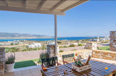 Located on a hill just a little outside Antiparos town, Gregos offers its guests  Gregos house Entire home vacation rental 25252914