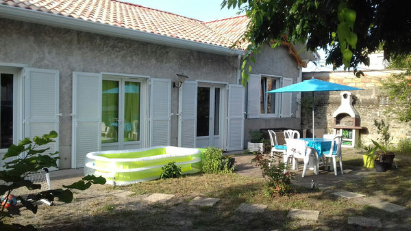 Découvrez la région Bordelaise dans cette ravissante maison mitoyenne dans un qu  Maison avec jardin, idéale couple avec enfants Entire home vacation rental 37630753
