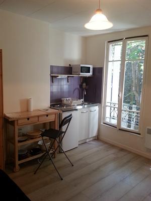 Vous êtes les bienvenu(e)s dans le studio de ma fille Louise, étudiante en médec Paris, France Studio au cœur de Montmartre Entire rental unit vacation rental 25481845