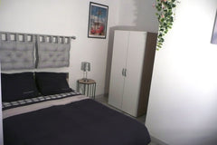 Dans échoppe récemment rénovée, espace nuit à louer. Chambre double, coin salon, Bordeaux, France Coin nuit privé accueillant dans échoppe rénovée Private room in home vacation rental 42331596