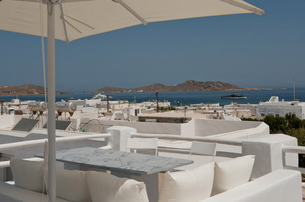 The Meltemi house: 3 bedrooms, 2 bathrooms and a beautiful sea view in the cente Paris, France The Meltemi house, traditional and contemporary Cycladic home vacation rental 26028591