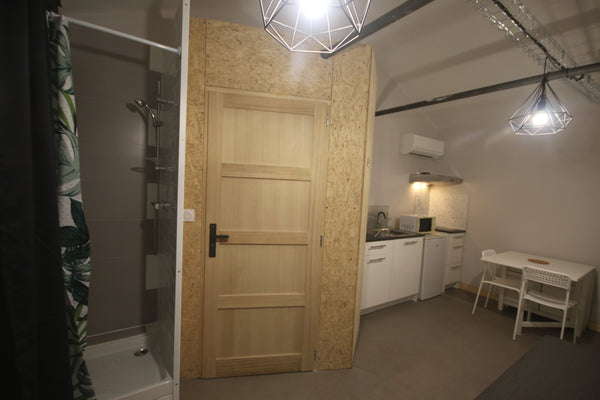 Studio entièrement équipé, calme et lumineux situé au centre-ville de Cenon, à 1 Bordeaux, France Studio indépendant en centre-ville Entire rental unit vacation rental 35558382