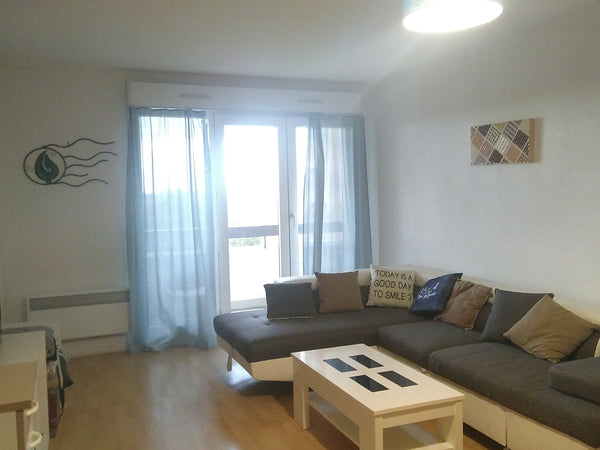 Bonjour !<br />L'appartement se situe dans une résidence et une rue vraiment cal Bordeaux, France Beau T2 Calme + parking sécurisé privé Entire rental unit vacation rental 22474406