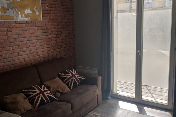 This newly renovated apartment is perfect for couples or single travellers. 5 mi Bordeaux, France T1 moderne- A 2 pas des quais Chartrons Bacalan Entire rental unit vacation rental 33186076