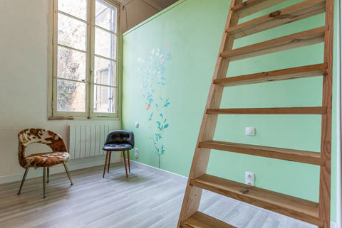 Un lit en mezzanine sur une coure intérieure pour dormir en toute quiétude en pl Bordeaux, France La pause perchée de Saint Michel Shared room in rental unit vacation rental 24442505