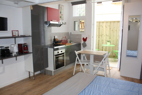 Dépendance entièrement neuve, dans immeuble en pierre, en plein centre de Bordea Bordeaux, France Dépendance avec terrasse centre de Bordeaux Entire guest suite vacation rental 20232076