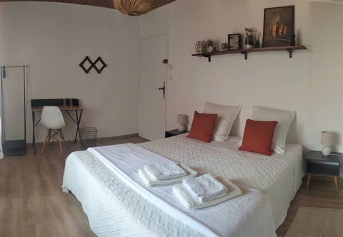 Le logement comprend à l'étage, une jolie chambre de 11m² avec balcon, équipée d Bègles, France Chambre Monde privée avec parties communes Private room in townhouse vacation rental 51612960